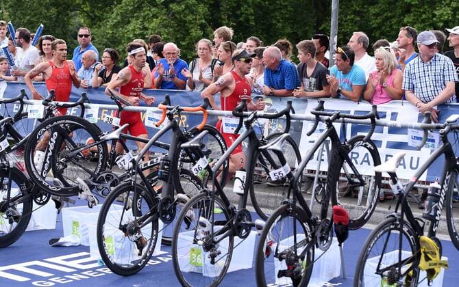Triathlon 24.07.2016 2. Mey Generalbau Citytriathlon Tuebingen 2016 1. Bundesliga, Maenner, Fuehrungsgruppe Laufen; David Castro (MRRC Triathlon Team), Sieger Sven Riederer (Schweiz, TV Buschhuetten) und Steffen Justus (v.li, TV Buschhuetten) 