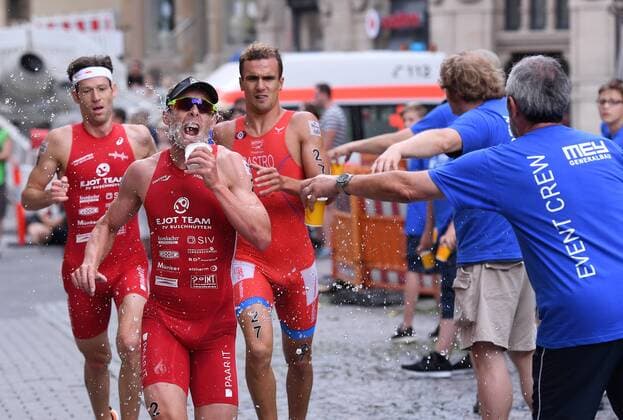 Triathlon 24.07.2016 2. Mey Generalbau Citytriathlon Tuebingen 2016 1. Bundesliga, Maenner, Fuehrungsgruppe Laufen; Steffen Justus (Mitte, TV Buschhuetten), David Castro (re, MRRC Triathlon Team) und Sieger Sven Riederer (li, Schweiz, TV Buschhuetten) beim Wasserstand 