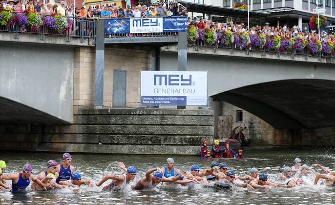 Triathlon 24.07.2016 2. Mey Generalbau Triathlon Tuebingen 2016 1. Bundesliga, Maenner Start Schwimmen vor der Eberhardsbruecke 