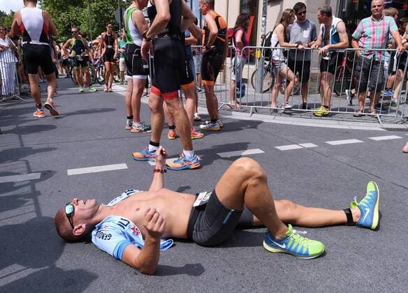 Triathlon 24.07.2016 2. Mey Generalbau Citytriathlon Tuebingen 2016 Sprintdistanz, Laufen; ein Athlet voellig erschoepft im Ziel 