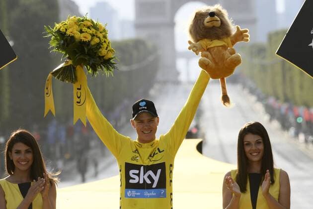 Tour de France, Chris Froome gewinnt Gesamtwertung British Chris Froome of Team Sky celebrates on the podium in the yellow jersey of leader in the overall ranking after the 21st and last stage of the 103rd edition of the Tour de France cycling race, 113 km from Chantilly to the Champs-Elysees in Paris, France, on Sunday 24 July 2016. This year s Tour de France takes place from July 2nd to July 24th. POOLxSTEPHANExMANTEY  x04898263x