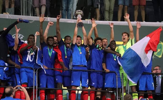 Fußball, U19 EM, Finale, Frankreich ist Europameister UEFA U19 EM Finale Frankreich - Italien Deutschland, Sinsheim, 24.07.2016, Fussball, UEFA U19 EM Finale in Sinsheim, Frankreich - Italien: Siegermannschaft Frankreich. Lucas Tousart (Frankreich) mit dem Pokal.