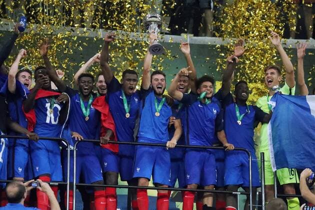 Fußball, U19 EM, Finale, Frankreich ist Europameister UEFA U19 EM Finale Frankreich - Italien Deutschland, Sinsheim, 24.07.2016, Fussball, UEFA U19 EM Finale in Sinsheim, Frankreich - Italien: Siegermannschaft Frankreich. Lucas Tousart (Frankreich) mit dem Pokal.