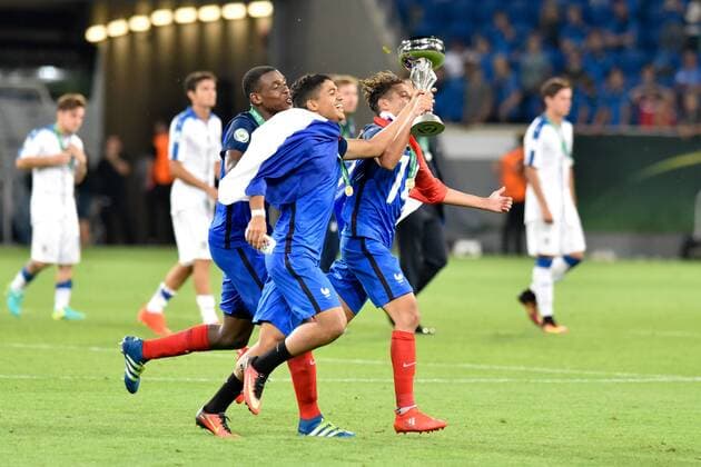 Fußball, U19 EM, Finale, Frankreich ist Europameister GER, UEFA U19 2016, Finale, Frankreich (FRA) vs Italien (ITA) 24.07.2016, Rhein-Neckar-Arena, Sinsheim, GER, UEFA U19 EURO 2016, Finale, France (FRA) vs Italy (ITA), picture shows im Bild: Amine Harit ( 14, Frankreich France (FRA)) mit Pokal in Richtung der Fans Foto © nordphoto Fabisch nordphotox xFabisch