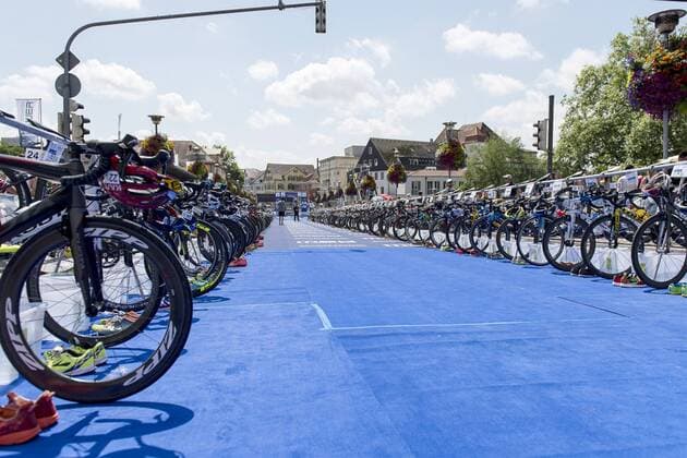 Wechselbereich aufs Fahrrad, 1. Bitburger 0,0% Triathlon-Bundesliga, Damen, Mey Generalbau Citytriathlon, DTU-Roadshow 2016, Deutsche Triathlon Union, 24.07.2016, Tuebingen Copyright: Walther Eibner-Pressefoto EP_SWR