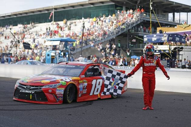 Themen der Woche SPORT Bilder des Tages - SPORT July 24, 2016 - Speedway, IN, U.S. - Speedway, IN - Jul 24, 2016: Kyle Busch (18) wins the Combat Wounded Coalition 400 at the Indianapolis Motor Speedway in Speedway, IN. NASCAR Motorsport USA 2016: Sprint Cup Series Combat Wounded Coalition 400 Jul 24 - ZUMAa55_