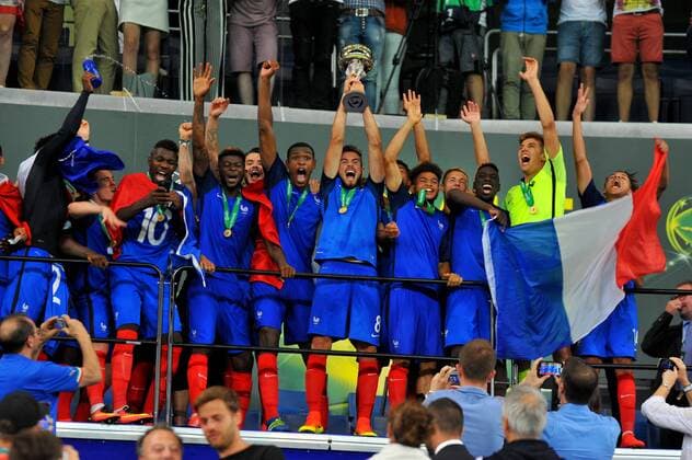 U19 Europameister Frankreich, Lucas Tousart (FRA) mit dem Pokal. Deutschland, Sinsheim: Fussball, UEFA Under19 Championship Finale: Frankreich vs Italien am 24.07.2016, Rhein-Neckar-Arena.