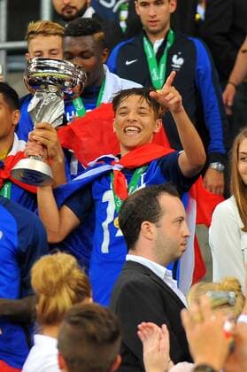 Amine Harit (FRA) mit Pokal. Deutschland, Sinsheim: Fussball, UEFA Under19 Championship Finale: Frankreich vs Italien am 24.07.2016, Rhein-Neckar-Arena.