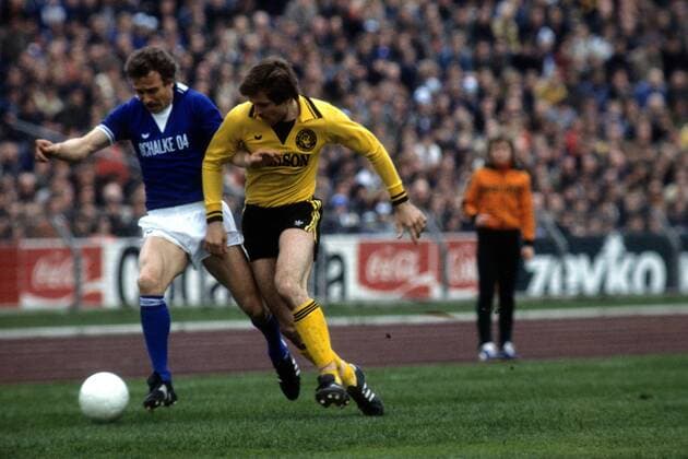 FC Schalke 04 - Borussia Dortmund: Manfred Ritschel (li., Schalke) gegen Mirko Votava (BVB)