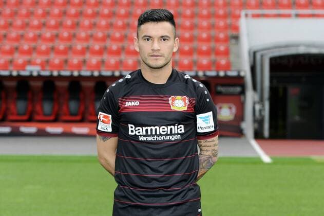 Porträt: Fußball, GER, 1.BL, Bundesliga, Liga, Porträttermin 2016 2017, Bayer Leverkusen: Charles Aranguiz (Leverkusen). Einzelbild, Portrait, Porträt.