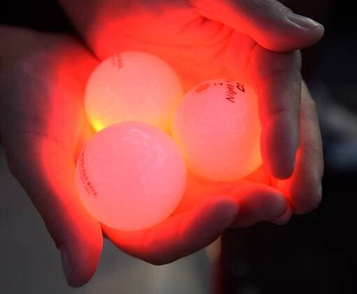 Golf, Equipment für Nachtgolf July 22, 2016 - Albuquerque, NM, U.S. - 07222016---A detail of glowing golf balls used for night golf at Sandia Golf Club, photographed on Friday July 22, 2016. Sports News - July 22, 2016 - ZUMAab1_
