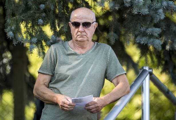 Fußball, 2. Liga, Saison 2016 2017, SG Dynamo Dresden, Testspiel, SG Dynamo Dresden - FC Slovan Liberec, Neustadt Sachsen, Volksbank-Stadion. Dresdens Scout Hans-Jürgen žHansiœ Kreische verfolgt das Spiel. RM001
