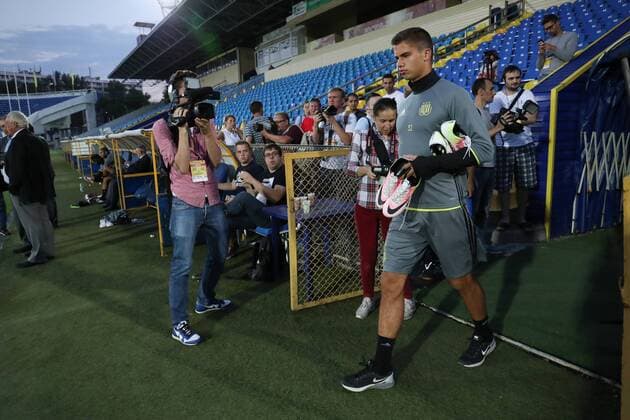 Anderlecht s Leander Dendoncker arrives for a training session of Belgian first league soccer team RSC Anderlecht in Rostov-on-Don, Russia, Monday 25 July 2016. Tomorrow Anderlecht is playing the first leg of the third qualification round for the Champions League competition against Russian team FC Rostov. VIRGINIExLEFOUR  x04898667x