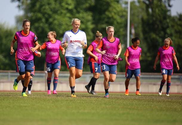 Bilder des Tages - Sport 25.07.2016 xcex Deutschland, Frankfurt, Fussball, Frauenfussball Allianz Frauen-Bundesliga Saison 2016 2017 Trainingsauftakt 1. FFC Frankfurt Desirée Schumann, Lise Munk und Marith Prießen