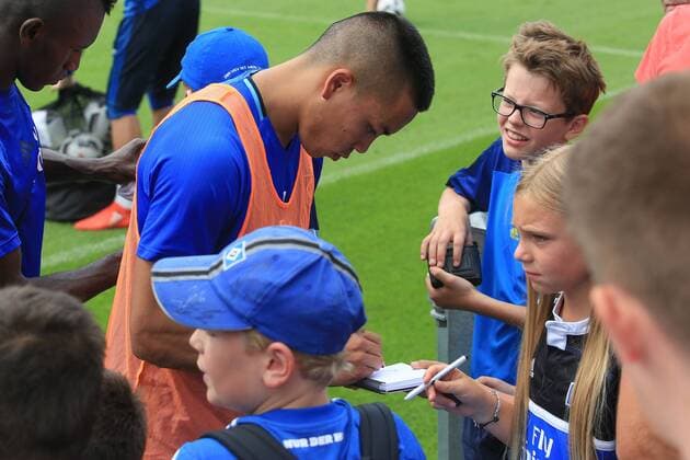 Deutschland, Hamburg , Volkspark Stadion, Fussball, 1. Bundesliga, Saison 2016 2017 , Training des Hamburger SV , Bobby Wood(HSV) gibt Autogramme
