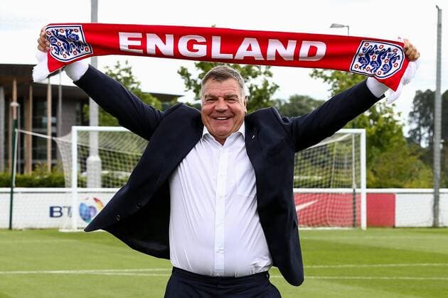 25.07.2016, Hilton Hotel, Burton upon Trent, ENG, FA Pressekonfrenz Allardyce, im Bild Sam Allardyce displays his England scarf Sam Allardyce displays his England scarf during The FA press conference PK Pressekonferenz to introduce Sam Allardyce as England Manager at the Hilton Hotel in Burton upon Trent, Great Britain on 2016 07 25. Burton upon Trent  EP_fil  