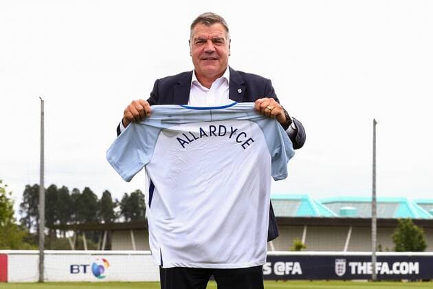 25.07.2016, Hilton Hotel, Burton upon Trent, ENG, FA Pressekonfrenz Allardyce, im Bild Sam Allardyce displays his name on an England shirt Sam Allardyce displays his name on an England shirt during The FA press conference PK Pressekonferenz to introduce Sam Allardyce as England Manager at the Hilton Hotel in Burton upon Trent, Great Britain on 2016 07 25. Burton upon Trent  EP_fil  