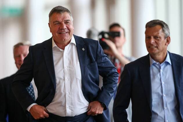 25.07.2016, Hilton Hotel, Burton upon Trent, ENG, FA Pressekonfrenz Allardyce, im Bild Sam Allardyce (left) Sam Allardyce (left) during The FA press conference PK Pressekonferenz to introduce Sam Allardyce as England Manager at the Hilton Hotel in Burton upon Trent, Great Britain on 2016 07 25. Burton upon Trent  EP_fil  