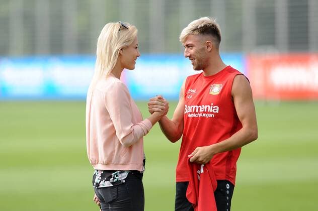 V.l.n.r. Sportmoderatorin Laura Papendick begruesst Kevin Kampl ( Bayer 04 Leverkusen ). Bayer 04 Leverkusen, Fussball, 1. Bundesliga, 14.07.2016 Foto : Thomas Thienel Eibner Leverkusen Copyright: Thienel Eibner-Pressefoto EP_TTL