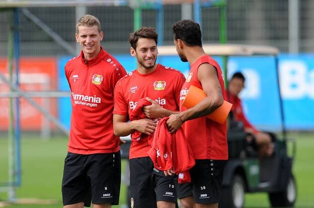 V.l.n.r. Lars Bender, Hakan Calhanoglu und Karim Bellarabi ( alle Bayer 04 Leverkusen ) gut gelaunt. Training Bayer 04 Leverkusen, Fussball, 1. Bundesliga, 14.07.2016 Foto : Thomas Thienel Eibner Leverkusen Copyright: Thienel Eibner-Pressefoto EP_TTL
