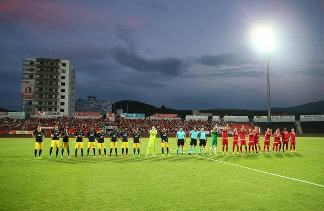 Bilder des Tages - Sport SOCCER - CL, quali, Tirana vs RBS ELBASAN,ALBANIA,26.JUL.16 - SOCCER - UEFA Champions League, qualification, FK Partizani Tirana vs Red Bull Salzburg. Image shows both teams. GEPAxpictures xFelixxRoittner
