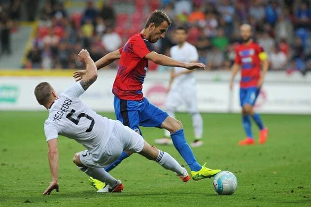 Bilder des Tages - Sport Maxim Medvedev of Karabach, left, and Tomas Horava of Viktoria in action during the 3rd qualifying round of football Champions League, 1st leg: FC Viktoria Pilsen vs FK Karabach in Pilsen, Czech Republic, July 26, 2016. (CTKxPhoto PavelxNemecek) CTKPhotoP201607260953401  nmc