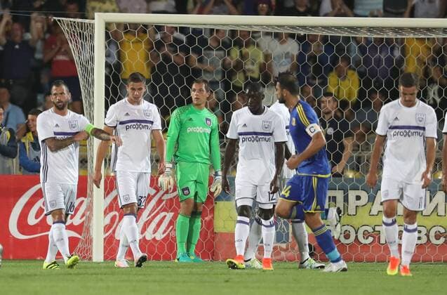 Anderlecht s Steven Defour (L) looks dejected during the first leg of the third qualification round between Belgian first league soccer team RSC Anderlecht and Russian team FC Rostov in the Champions League competition, on Tuesday 26 July 2016, in Rostov-on-Don, Russia. VIRGINIExLEFOUR  x04899240x