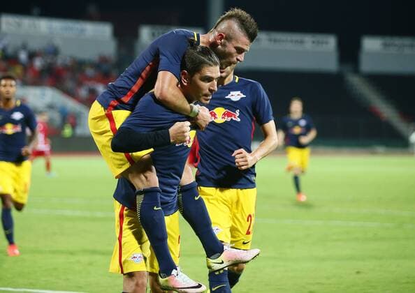 Bilder des Tages - Sport SOCCER - CL, quali, Tirana vs RBS ELBASAN,ALBANIA,26.JUL.16 - SOCCER - UEFA Champions League, qualification, FK Partizani Tirana vs Red Bull Salzburg. Image shows the rejoicing of Jonatan Soriano and Valon Berisha (RBS). GEPAxpictures xFelixxRoittner