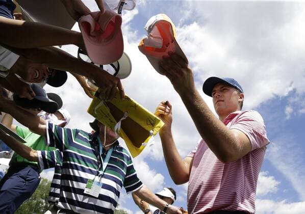 Jordan Spieth signs autographs after his practice round at the PGA Golf Herren Championship at Baltusrol Golf Club in Springfield, New Jersey on July 26, 2016.  PGA20160726104 JOHNxANGELILLO