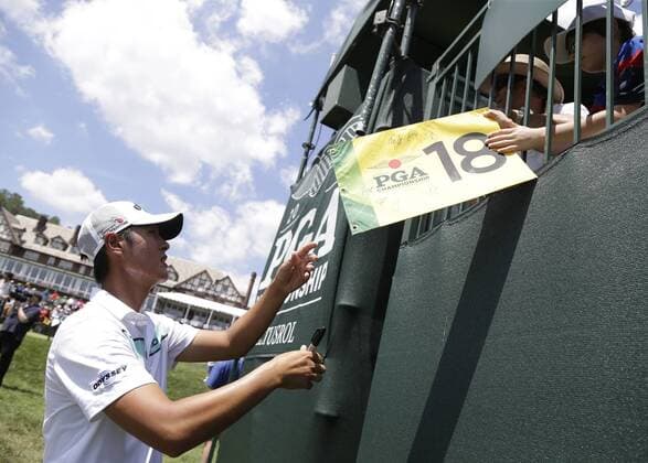 Danny Lee signs autographs for fans after a practice round at the PGA Golf Herren Championship at Baltusrol Golf Club in Springfield, New Jersey on July 26, 2016.  PGA20160726109 JOHNxANGELILLO