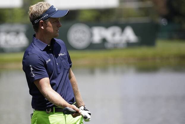 Luke Donald hits a pitch shot to a green in a practice round at the PGA Golf Herren Championship at Baltusrol Golf Club in Springfield, New Jersey on July 26, 2016.  PGA20160726114 JOHNxANGELILLO
