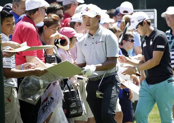 Kim Si-woo signs autographs in a practice round at the PGA Golf Herren Championship at Baltusrol Golf Club in Springfield, New Jersey on July 26, 2016.  PGA20160726118 JOHNxANGELILLO