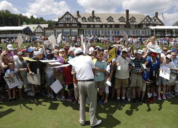 Bilder des Tages - SPORT Phil Mickelson signs autographs after his practice round at the PGA Golf Herren Championship at Baltusrol Golf Club in Springfield, New Jersey on July 26, 2016.  PGA20160726127 JOHNxANGELILLO