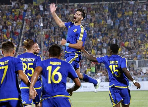 Bilder des Tages - SPORT ROSTOV-ON-DON, RUSSIA - JULY 26, 2016: Rostov s Saeid Ezatolahi (C background) in action in Leg 1 of the 2016 17 UEFA Champions League Third qualifying round match against RSC Anderlecht at Olimp-2 Stadium. The game ended in a 2:2 draw. Valery Matytsin TASS  TS02AF2D