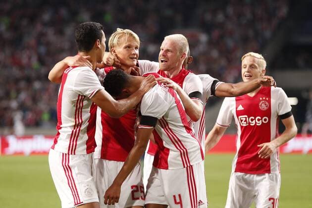 Bilder des Tages - SPORT (L-R) Anwar El Ghazi of Ajax, Kasper Dolberg of Ajax, Jairo Riedewald of Ajax, Davy Klaassen of Ajax, Donny van de Beek of Ajax during the UEFA Champions League Third qualifying round first leg match between Ajax Amsterdam and PAOK Saloniki on July 26, 2016 at the Amsterdam Arena in Amsterdam, The Netherlands. Ajax v PAOK Saloniki UEFA Champions League 2016 2017 xVIxxIVx 5899076