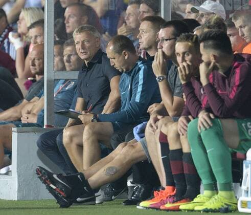 Soccer players of Sparta and coach Zdenek Scasny (left), watch the game during the 3rd qualifying round of football Champions League, 1st leg: Sparta Praha vs Steaua Bucharest in Prague, Czech Republic, July 26, 2016. (CTKxPhoto MichalxDolezal) CTKPhotoP201607260999701  dol 0005