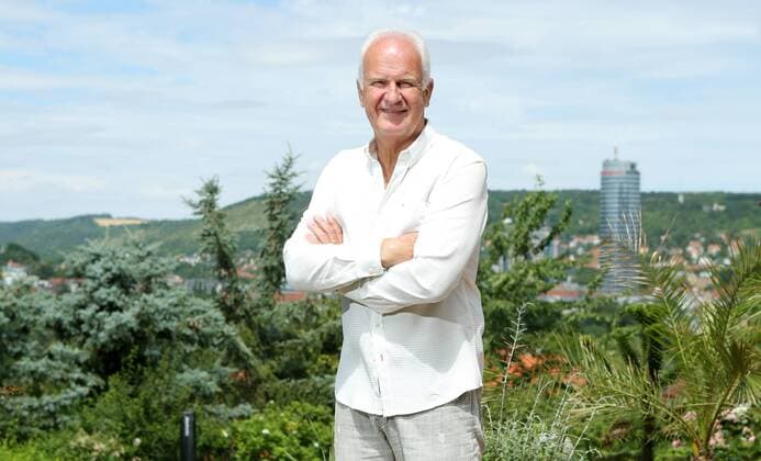Jena, 18.07.2016, Fussball, Trainer Fußballlehrer Bernd Stange , Im Bild: Bernd Stange geniesst seine freie Zeit im Garten seines Hauses in den Kernbergen von Jena mit Blick auf das Jenaer Zentrum. ,