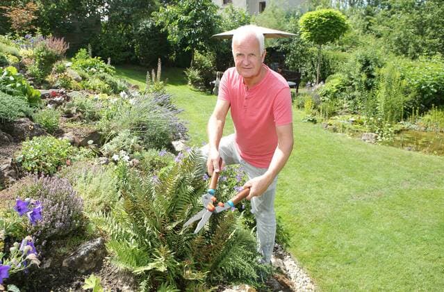 Jena, 18.07.2016, Fussball, Trainer Fußballlehrer Bernd Stange , Im Bild: Bernd Stange geniesst seine freie Zeit im Garten seines Hauses in den Kernbergen von Jena. Stange in seinem Steingarten. ,
