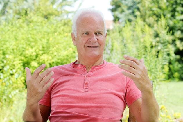 Jena, 18.07.2016, Fussball, Trainer Fußballlehrer Bernd Stange , Im Bild: Bernd Stange geniesst seine freie Zeit im Garten seines Hauses in den Kernbergen von Jena. ,