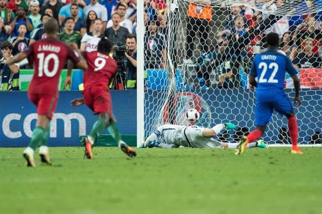 Fußball, EM Finale 2016 in Paris, Portugal - Frankreich 1:0 EDER (POR, 2.v.l.) erzielt das Tor, Siegtor, zum 1:0 gegen Hugo LLORIS, Torwart (FRA); Finale, Portugal (POR) - Frankreich (FRA) 1:0 n.Verl., in Paris, am 10.07.2016; Fussball EM 2016 in Frankreich vom 10.06. - 10.07.2016.