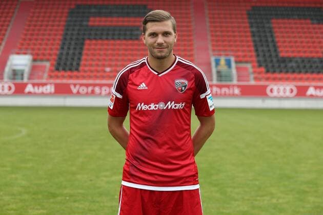 1. Bundesliga - Fußball - GER - FC Ingolstadt 04 - 2016 2017- Porträttermin - Robert Leipertz (13, FCI) 1. BL - FC Ingolstadt 04 Saison 2016 2017