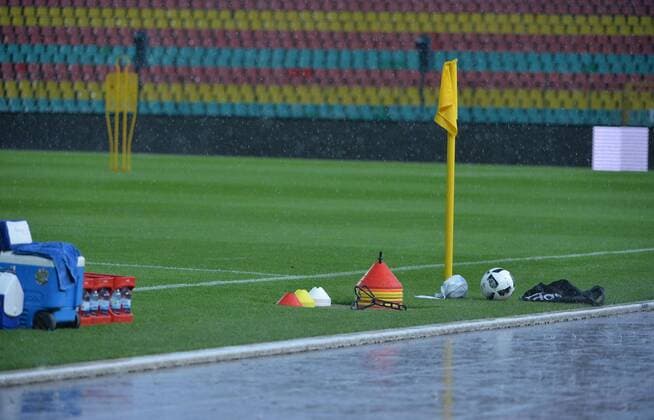 Fussball, Herren, Saison 2016 17, Hertha BSC, angedachtes und später wegen Unwetter abgesagtes Training einen Tag vor dem Hinspiel gegen Brondby IF in der 3. Qualifikationsrunde zur UEFA Europa League im Jahn-Sportpark, Pfützen und Regen, 27.07. 2016,