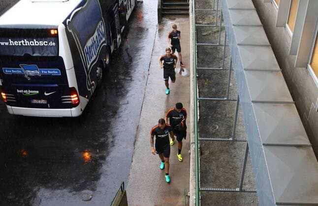 Fussball, Herren, Saison 2016 17, Hertha BSC, angedachtes und später wegen Unwetter abgesagtes Training einen Tag vor dem Hinspiel gegen Brondby IF in der 3. Qualifikationsrunde zur UEFA Europa League im Jahn-Sportpark, die Spieler suchten Schutz im Mannschaftsbus und holten dann ihre Sachen aus der Kabine, v. vorn Julian Schieber (Hertha BSC), Tolga Cigerci (Hertha BSC), 27.07. 2016,