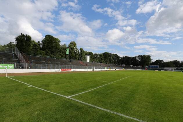 Fußball, Stadiongeschichte Westfalia Herne Dienstag 05.07.2016, Saison 2016 2017, Vorbereitung des BVB II Borussia Dortmund auf die Regionalliga West, Testspiel im Stadion Am Schloss Strünkede Herne, SC Westfalia 04 Herne - BVB Borussia Dortmund II 2:0, Blick auf die Gegentribüne