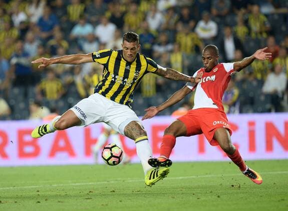 Bilder des Tages - SPORT UEFA Champions League Third qualifying round first leg match between Fenerbahce Istanbul and Monaco on July 27, 2016 at the Ulker Stadium in Istanbul,Turkey. Pictured: Jose Fernandao (L) of Fenerbahce and Djibril Sidibe of Monaco. 