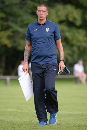 v.li.: Trainer Christian Ziege (Coach, Atletico Baleares) läuft mit Taktikbrett über den Platz, Freisteller, Einzelbild, Aktion, Action, Fussball, Testspiel, FC Bayern München II - Atletico Baleares, xslx