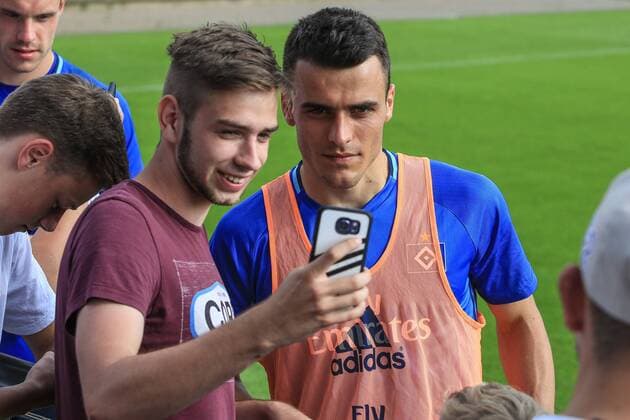 Deutschland, Hamburg , Volkspark Stadion, Fussball, 1. Bundesliga, Saison 2016 2017 , Training des Hamburger SV , ein männlicher HSV Fan macht ein Selfie mit Filip Kostic (HSV)