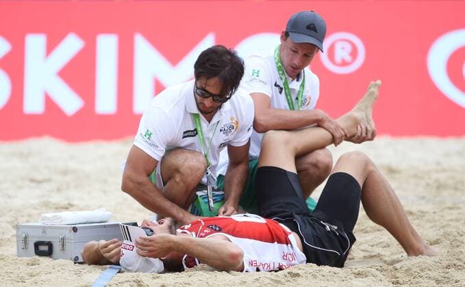 BEACHVOLLEYBALL - A1 Major Klagenfurt 2016 KLAGENFURT,AUSTRIA,28.JUL.16 - Beach volleyball Beachvolleyball - FIVB World Tour 2016, A1 Major Klagenfurt, men. Image shows Michal Kadziola (POL) and medicals. Keywords: injury. GEPAxpictures xDanielxGoetzhaber
