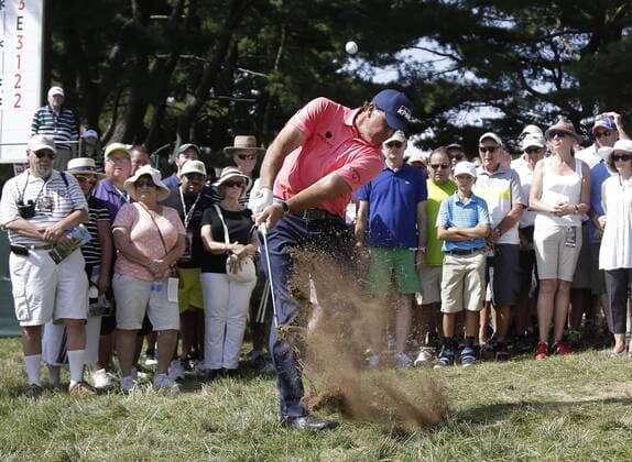 Bilder des Tages - Sport Fans watch Phil Mickelson hit a flop shot out of the rough and on to the 16th green in the first round at the PGA Golf Herren Championship at Baltusrol Golf Club in Springfield, New Jersey on July 28, 2016.  PGA20160728105 JOHNxANGELILLO