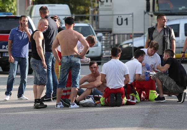 Bilder des Tages - Sport SOCCER - EL quali, A.Wien vs Trnava VIENNA,AUSTRIA,28.JUL.16 - SOCCER - UEFA Europa League, qualification, FK Austria Wien vs FC Spartak Trnava. Image shows paramedics and fans. GEPAxpictures xChristianxOrt